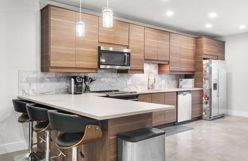 Draper House | Work remotely. Blazing fast WiFi, stocked kitchen, laundry. Great location.