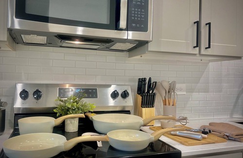 Sherman Apartment | Worker Friendly 1bedroom with gym, WiFi, WasherDryer,Pool,KINGbed,A+Location