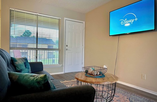 Sherman Apartment | Worker friendly, cozy, great location, quiet, full kitchen, WiFi,