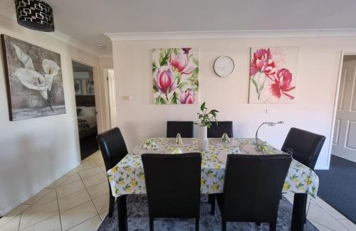 Worrigee House | Worrigee House 3 mins walk to shops with Free Parking, Wi-Fi, AC