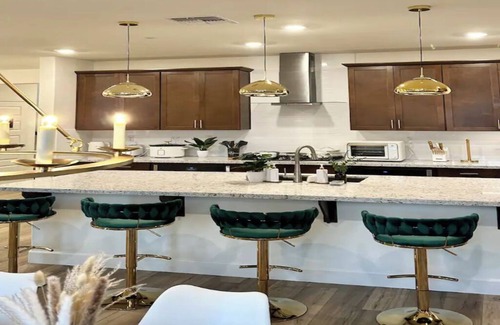 Roseville House | WOW! EPIC & Astonishing : Luxurious New Smart 5 BR Home with 10 Beds