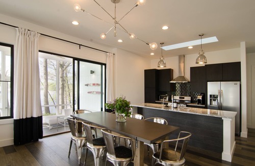 Monticello House | WOW-modern NEW house on Lake Shafer: Hot tub, beach, firepit, playground, games!