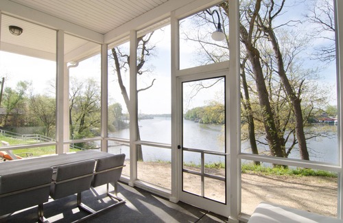Monticello House | WOW-modern NEW house on Lake Shafer: Hot tub, beach, firepit, playground, games!