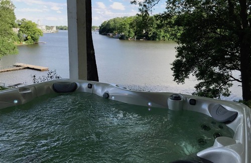 Monticello House | WOW-modern NEW house on Lake Shafer: Hot tub, beach, firepit, playground, games!