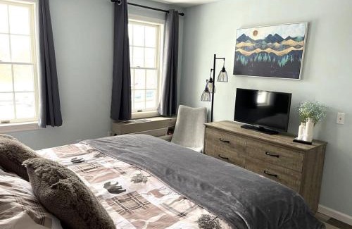 Hancock Apartment | WOW-New Ski OnOff Suite By Pool Sleeps 4 Jiminy Pk