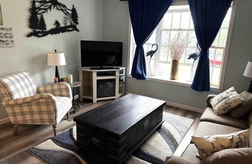 Hancock Apartment | WOW-New Ski OnOff Suite By Pool Sleeps 4 Jiminy Pk