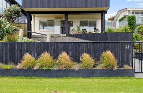 Bell Block Apartment | Wow On Wanaka Bay - beachfront living at its best