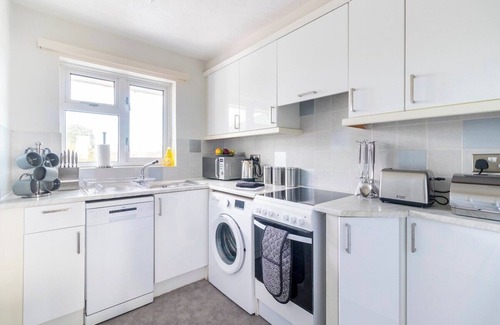 Boscombe Apartment | WOW! SeaView Beach Apartment Sleeps 6-Free Parking