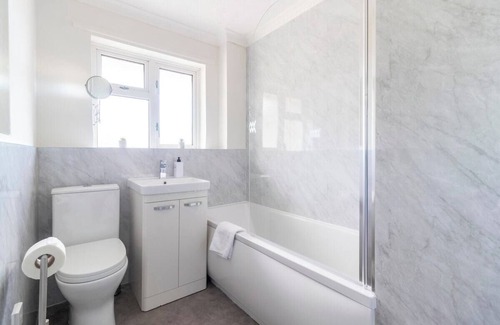 Boscombe Apartment | WOW! SeaView Beach Apartment Sleeps 6-Free Parking