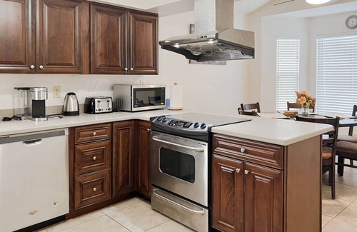 Chandler House | Wow! Single-story 3BR Chandler home