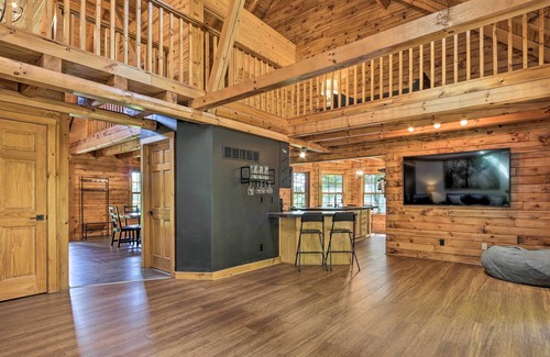 Amanda Cabin | 'Wren's Nest Cabin' on 15 Acres w/ Hot Tub!