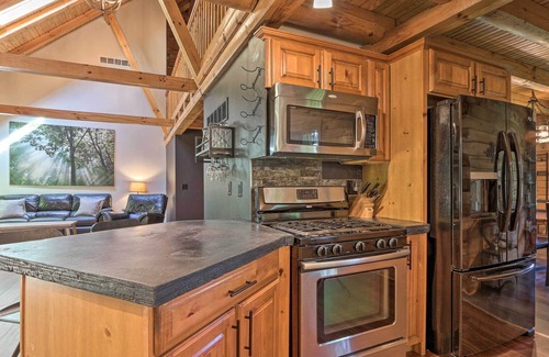 Amanda Cabin | 'Wren's Nest Cabin' on 15 Acres w/ Hot Tub!