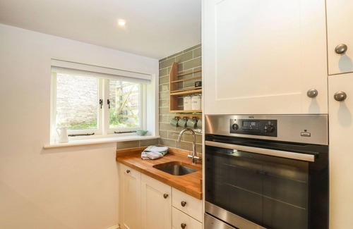 Slapton Cottage | WRENS NEST, pet friendly, with a garden in Slapton