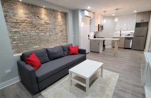 Lakeview Apartment | Wrigley/Southport Corridor Garden Oasis +parking!