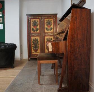 Winterhausen Apartment | wunderschöne Ferienwohnung in Winterhausen mit Küche, Bad und Piano