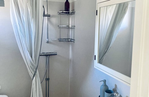 Mellanstrom Cabin | Wunderschöne Lappland Hütte mit Seeblick Ruhig Gelegen