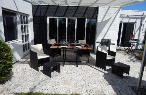 Bruinisse House | Wunderschoenes-freistehendes-Ferienhaus-an-der-See-Sauna-Strand-Yachthafen-WLAN