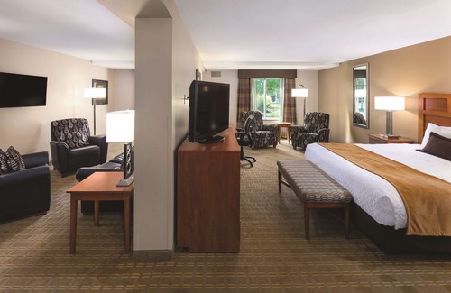 South Loop Hotel | Wyndham Bloomington - Mall of America