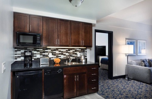 Lower Nob Hill Condo | Wyndham Canterbury Resort | 2BR/1BA Queen Suite