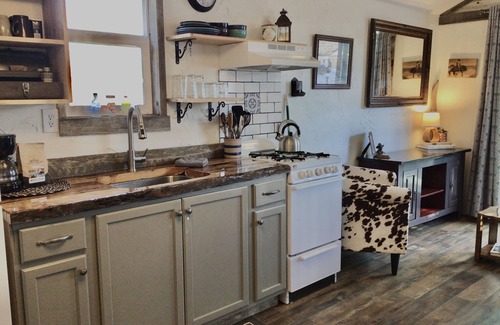 Cody Cottage | “WYNOT BUNKHOUSE”, Western class in a quaint backyard retreat