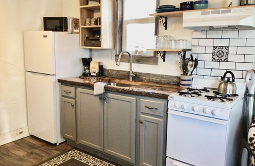 Cody Cottage | “WYNOT BUNKHOUSE”, Western class in a quaint backyard retreat
