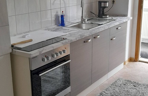 Zeitz Apartment | WZ, SZ, Bad, Küche mit Essplatz