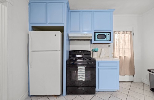 Galveston Apartment | Xbox, King Bed, Walk to Cruises, Strand, and UTMB!