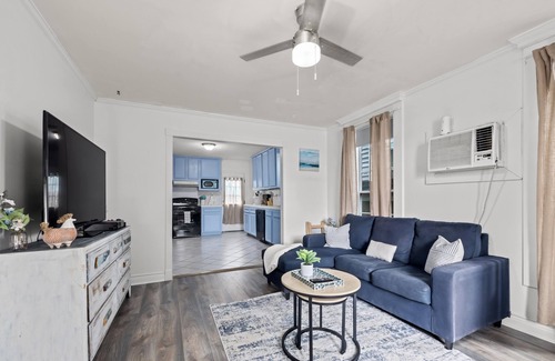 Galveston Apartment | Xbox, King Bed, Walk to Cruises, Strand, and UTMB!