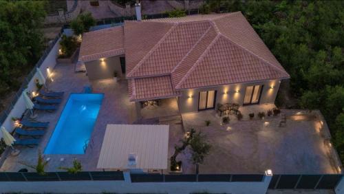 Planos Villa | Xenessa Elegant Villa, 4-Bedroom Private Pool Retreat by Villa Mana Gers