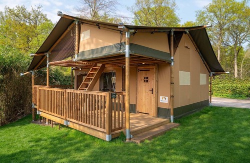 Lathum House | XL Glamping tent with bathroom in Lathum