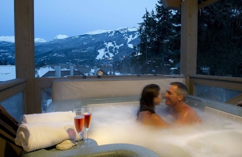 Blueberry Hill Cabin | XMAS avail Epic Home-Stunning Mountain Views-Private Hot tub-Ski in/out parking