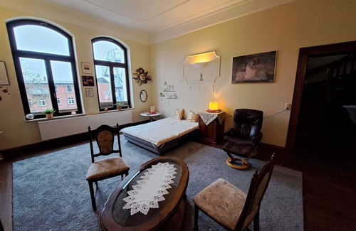 Schwerin Apartment | XXL vacation room with bathroom in an Art Nouveau villa for 1-4 people in the city center