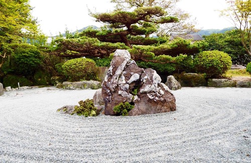 Kurume House | Yakuya Akira SHO Inn Private garden with Japanese garden · next to fish country (food and drink)