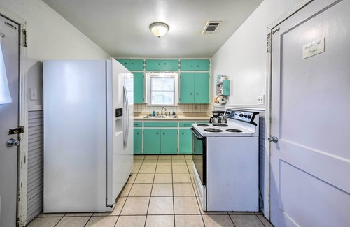 Temple House | Yard w/BBQ Pit: Getaway Near Dtwn Temple!