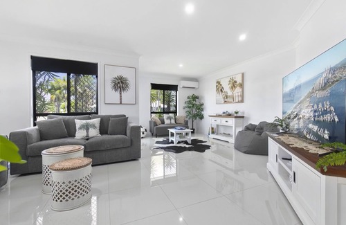 Banksia Beach House | Yardarm - Luxurious Holiday Home