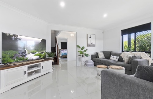 Banksia Beach House | Yardarm - Luxurious Holiday Home