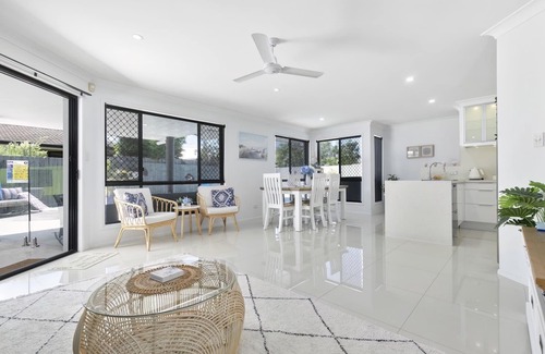 Banksia Beach House | Yardarm - Luxurious Holiday Home
