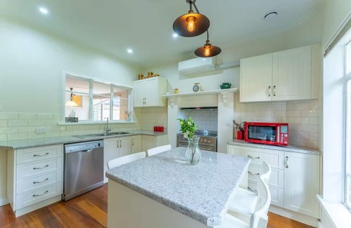 Warburton House | Yarra Donna Cottage, next to Warburton Water World!
