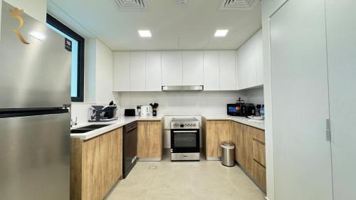 Abu Dhabi Apartment | Yas Garden Luxe 3BR - Luxury Stay with Cozy Garden Space Near Yas Mall & Marina