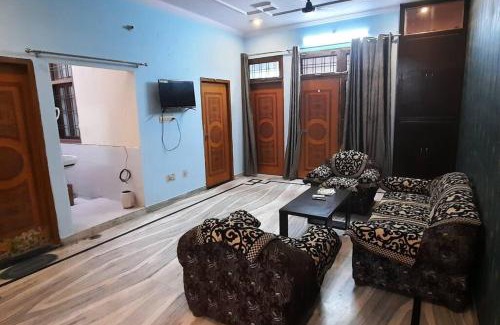 Gomti Nagar Apartment | Yash's Congenial stays - 1 Rk independent place.