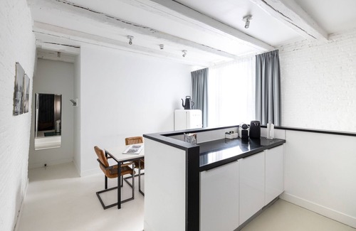 Spaarndammer en Zeeheldenbuurt Apartment | YAYS Amsterdam Salthouse Canal by Numa