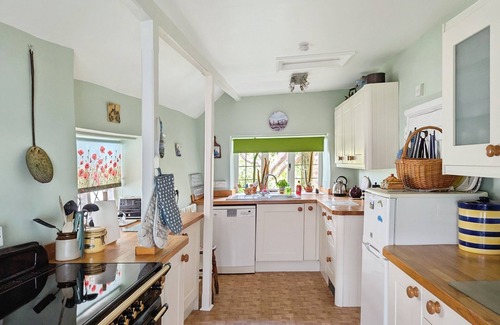 Niton Cottage | Ye Olde Cottage - a cottage that sleeps 6 guests in 3 bedrooms