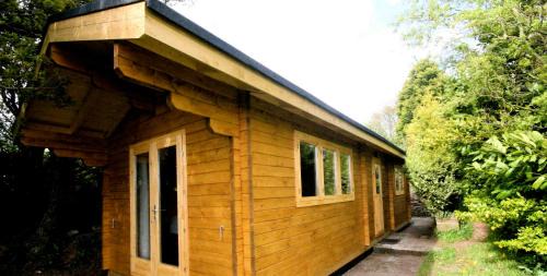 Newton Ferrers Ski Chalet | Yealm Cabin Self Catering Log Cabin in Devon with Hot Tub