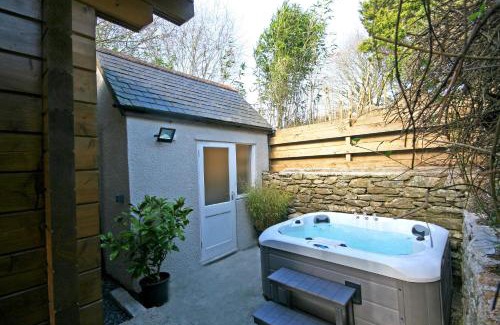 Newton Ferrers Ski Chalet | Yealm Cabin Self Catering Log Cabin in Devon with Hot Tub