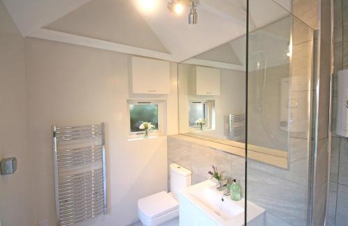 Newton Ferrers Ski Chalet | Yealm Cabin Self Catering Log Cabin in Devon with Hot Tub
