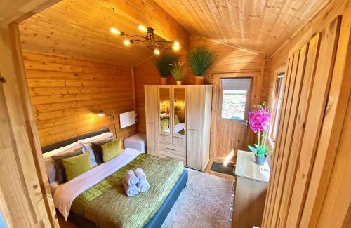 Newton Ferrers Ski Chalet | Yealm Cabin Self Catering Log Cabin in Devon with Hot Tub