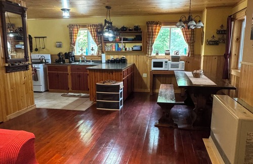Lincoln House | Year-Round Lakefront Family Retreat with Private Waterfront and Treehousen