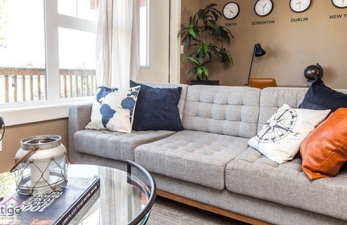 Leduc House | YEG SkyLounge | 10min to Airport | King Bed | WiFi