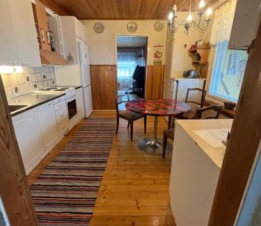 Kemi Apartment | Yellow dream house - 3 min from highway, sauna, big private parking