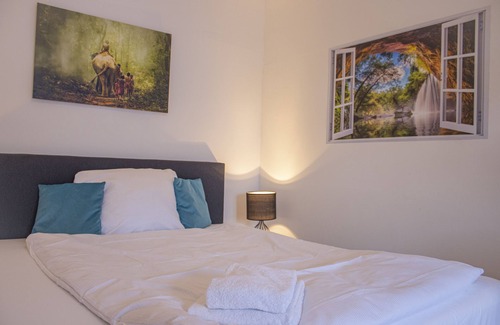 Neumuenster Apartment | Yellow Elephant Apartment am Hauptbahnhof Neumünster